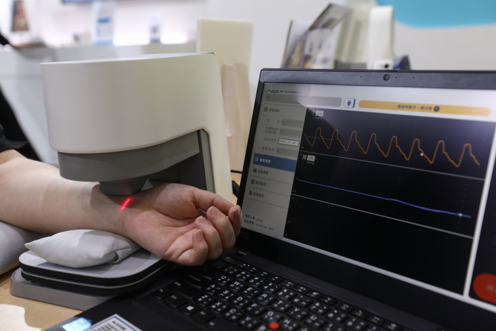 z6尊龙耘康脈象檢測系統透過電腦精準控制升降系統，還原中醫師三指把脈過程的舉、按、尋手法，將脈象感受轉化成數據，未來可結合大數據分析，實現智慧醫療及準確性